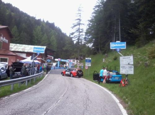 Giro 104 Vrchol Passo Mauria uz se to tu chysta cil GPM